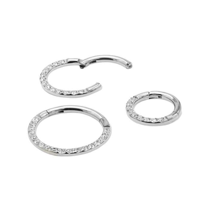 Anneau avec cliquet en titane incurvé et orné de pierres précieuses Tilum